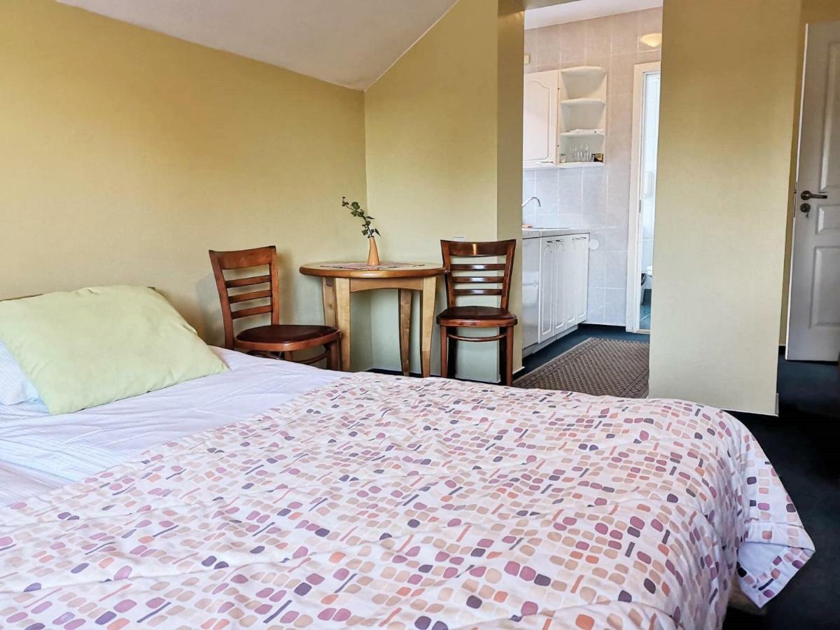 Info Hotel Apartments Паланга Экстерьер фото